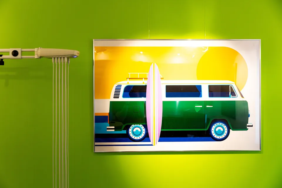 Wandbild eines VW-Busses am Strand in einem Behandlungszimmer.